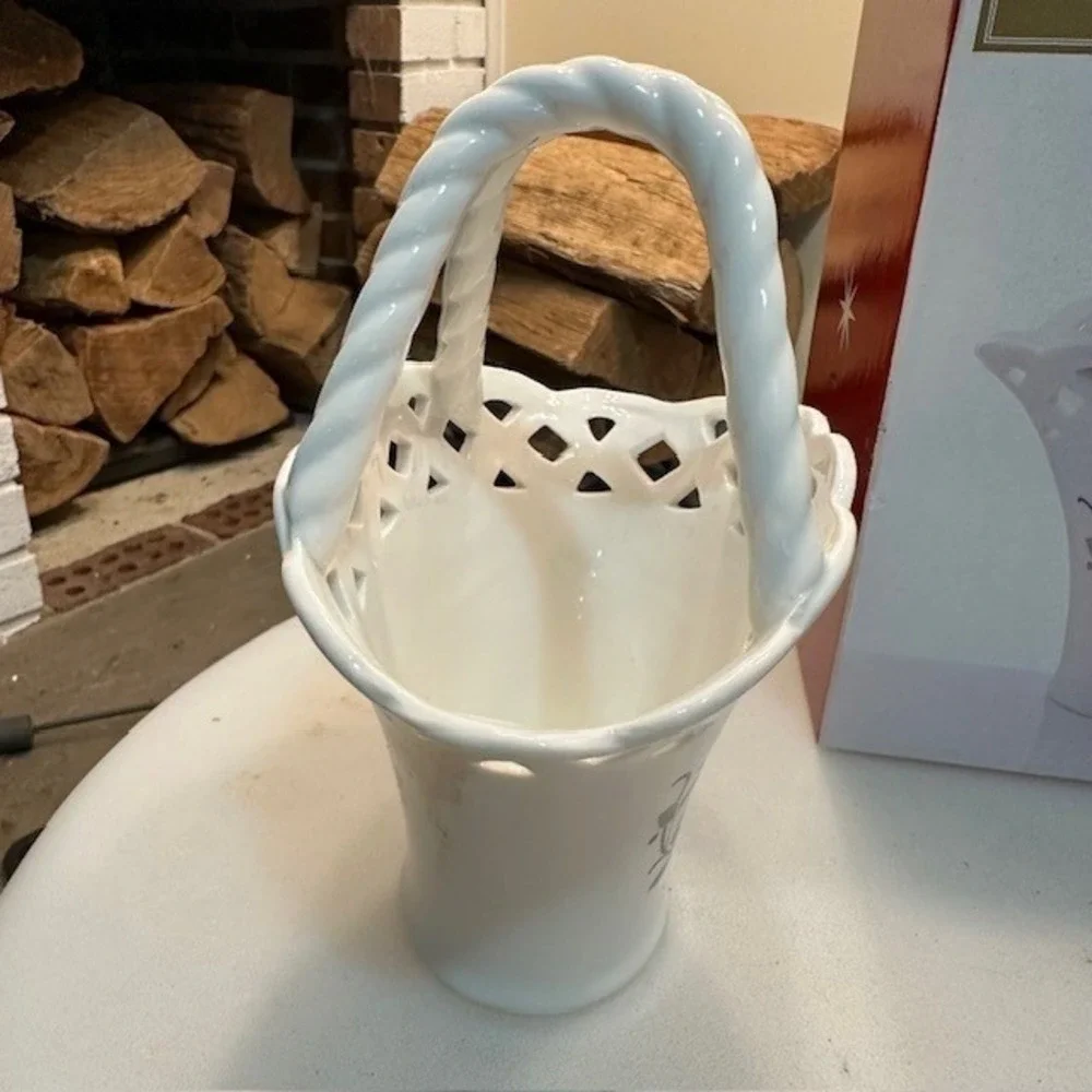 Mikasa‎ Holiday Lace Basket RL040-755 White Ceramic Holly 7.5